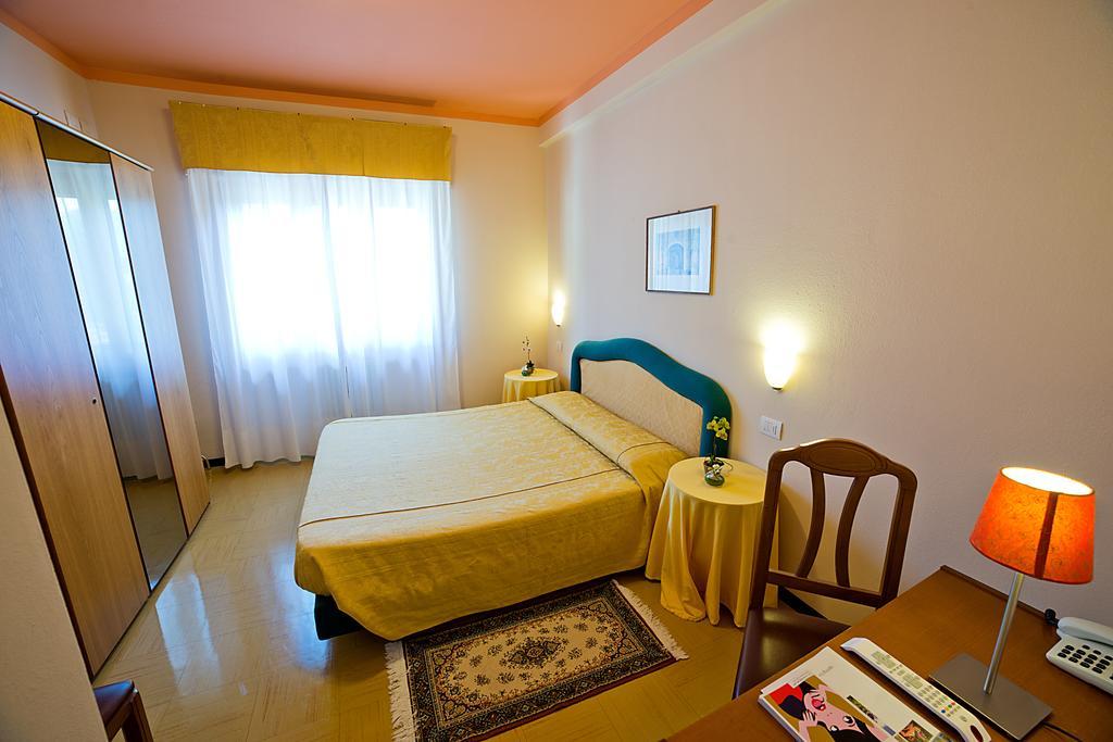 Hotel Europa Porlezza Pokoj fotografie