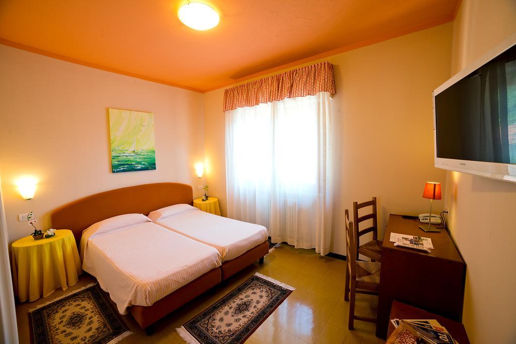Hotel Europa Porlezza Pokoj fotografie